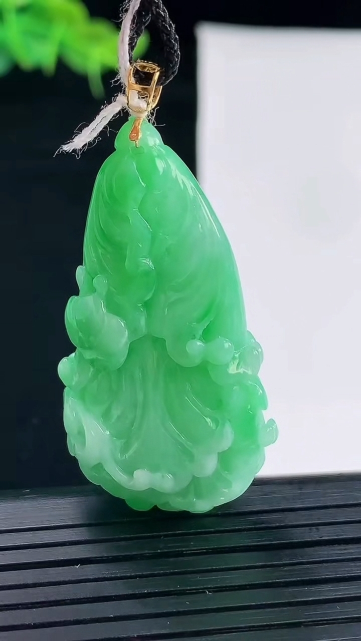 天然A货翡翠白菜吊坠尺寸42.2-23.3-10.2重量:14.29g
4月30日