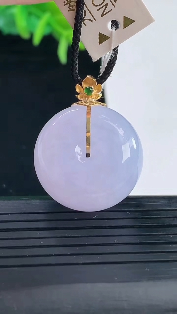 天然A货翡翠18K金紫罗兰路路通吊坠尺寸28.1-21.7-12.6重量:13.21g
4月30日