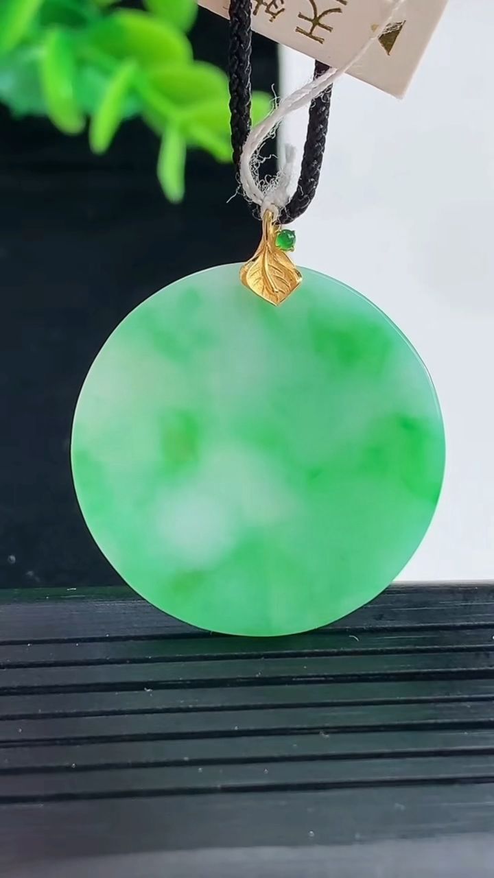 天然A货翡翠无事牌吊坠尺寸32.7-27.9-2.5重量:6.00g
4月30日