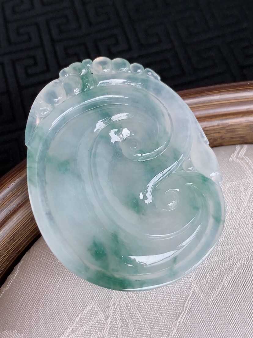 天然A货翡翠飘花大件如意吊坠 
尺寸50.5-40-5.3mm 重量20.63g 0429