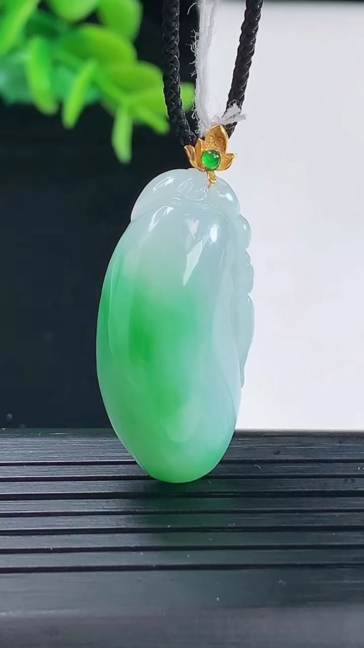 天然A货翡翠福瓜吊坠尺寸36.5-15.8-10.7重量:9.91g
4月30日