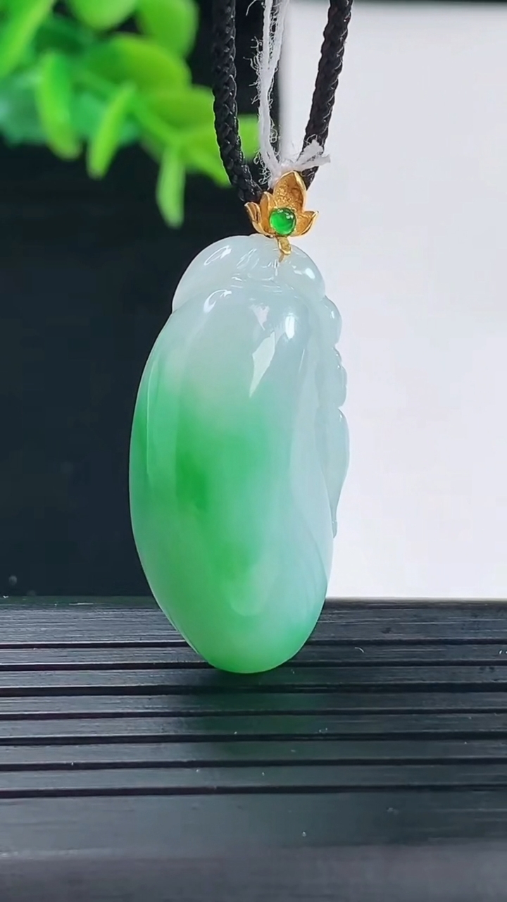 天然A货翡翠福瓜吊坠尺寸36.5-15.8-10.7重量:9.91g
4月30日