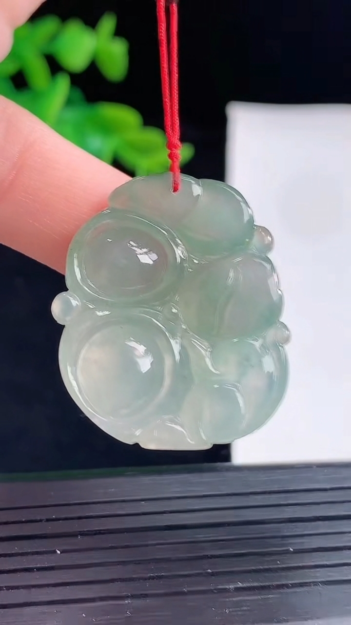 天然A货翡翠生肖猴吊坠尺寸29.7-23.7-5.3重量:7.87g
4月30日