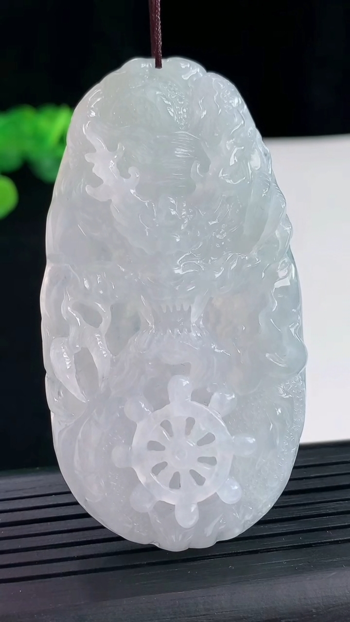 天然A货翡翠龙牌吊坠尺寸71.2-38.1-8.5重量:44.89g
4月30日