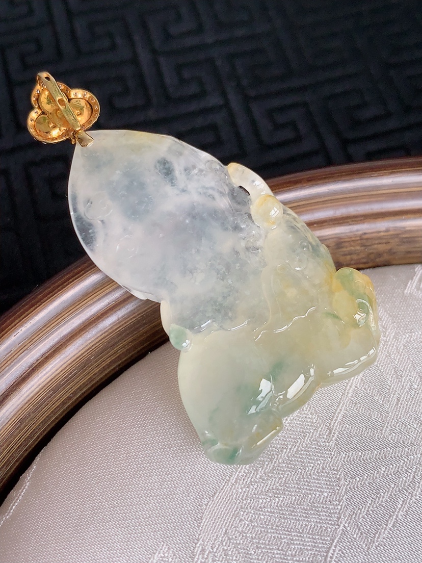 天然A货翡翠18K金镶嵌飘黄翡飘花普贤菩萨吊坠 
尺寸52.4-40.8-26.5-7.2mm 重量