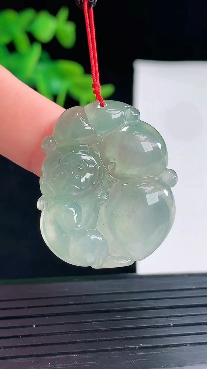 天然A货翡翠生肖猴吊坠尺寸29.7-23.7-5.3重量:7.87g
4月30日