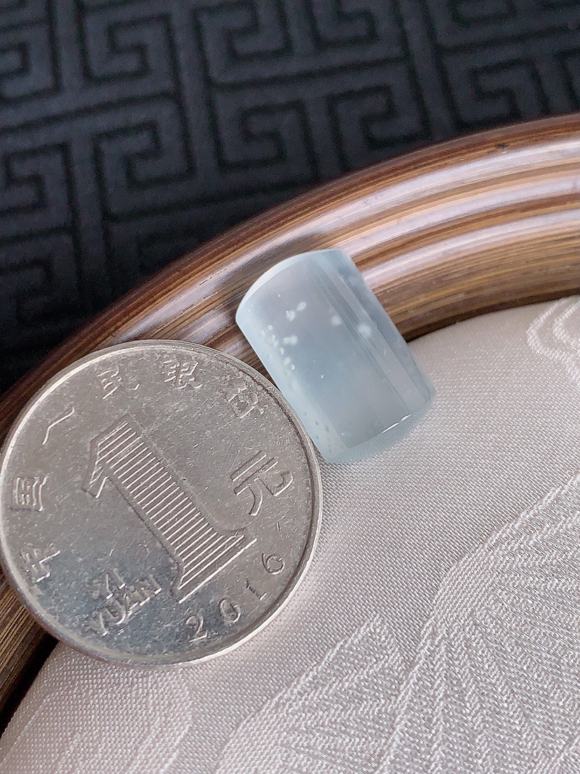 天然A货翡翠白冰白月光马鞍镶嵌件 
尺寸17-13-5mm 重量2.58g 0429