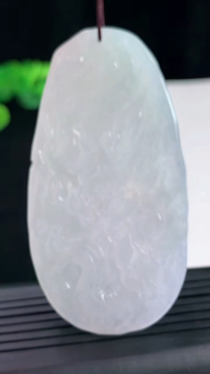 天然A货翡翠龙牌吊坠尺寸71.2-38.1-8.5重量:44.89g
4月30日