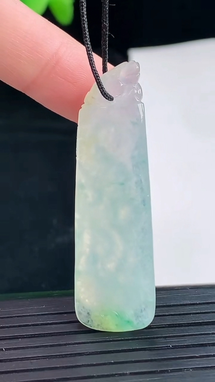 天然A货翡翠龙柱吊坠尺寸46.7-13.2-4.4重量:6.55g
4月30日