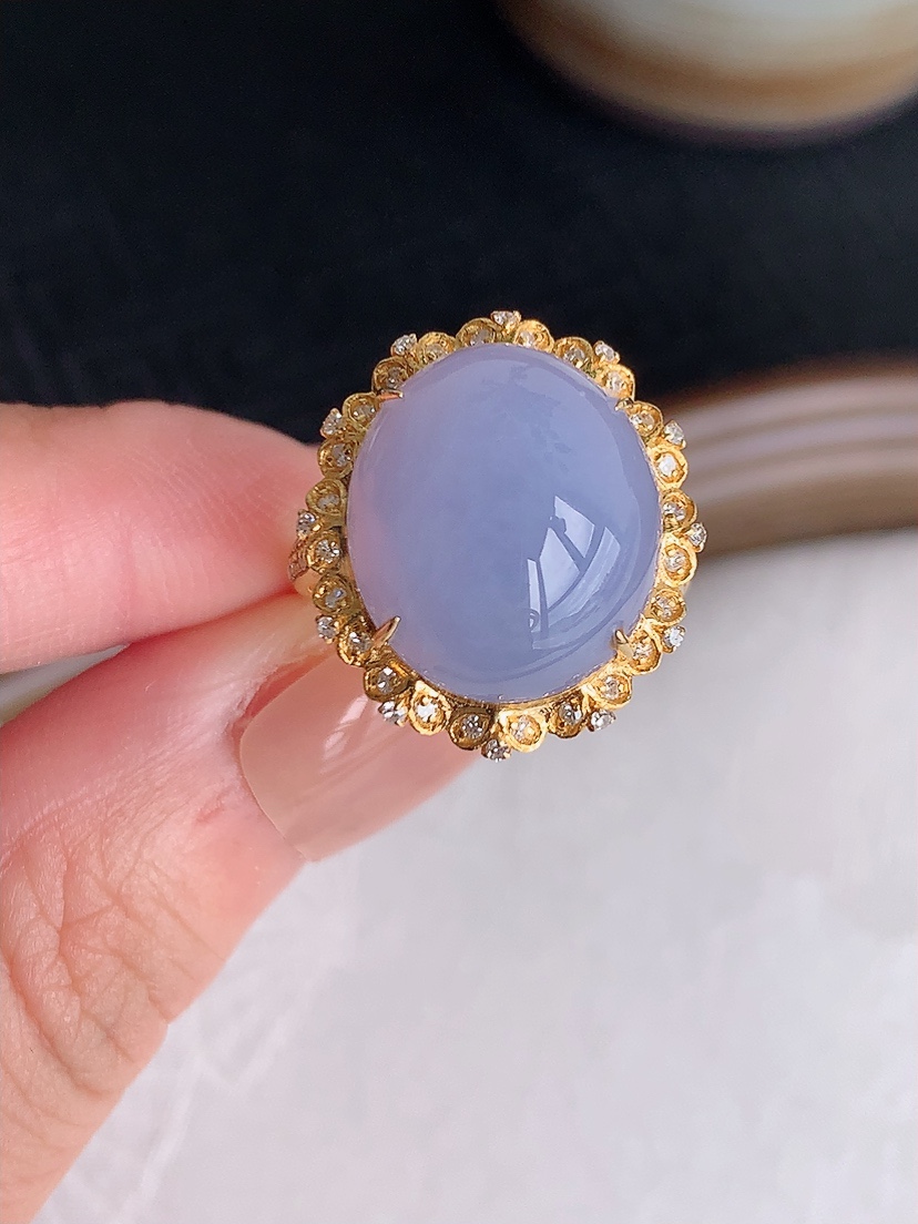 天然A货翡翠18K金伴钻镶嵌紫罗兰蛋面戒指 圈口17裸石
尺寸14.8-12.6mm 重量5.18g