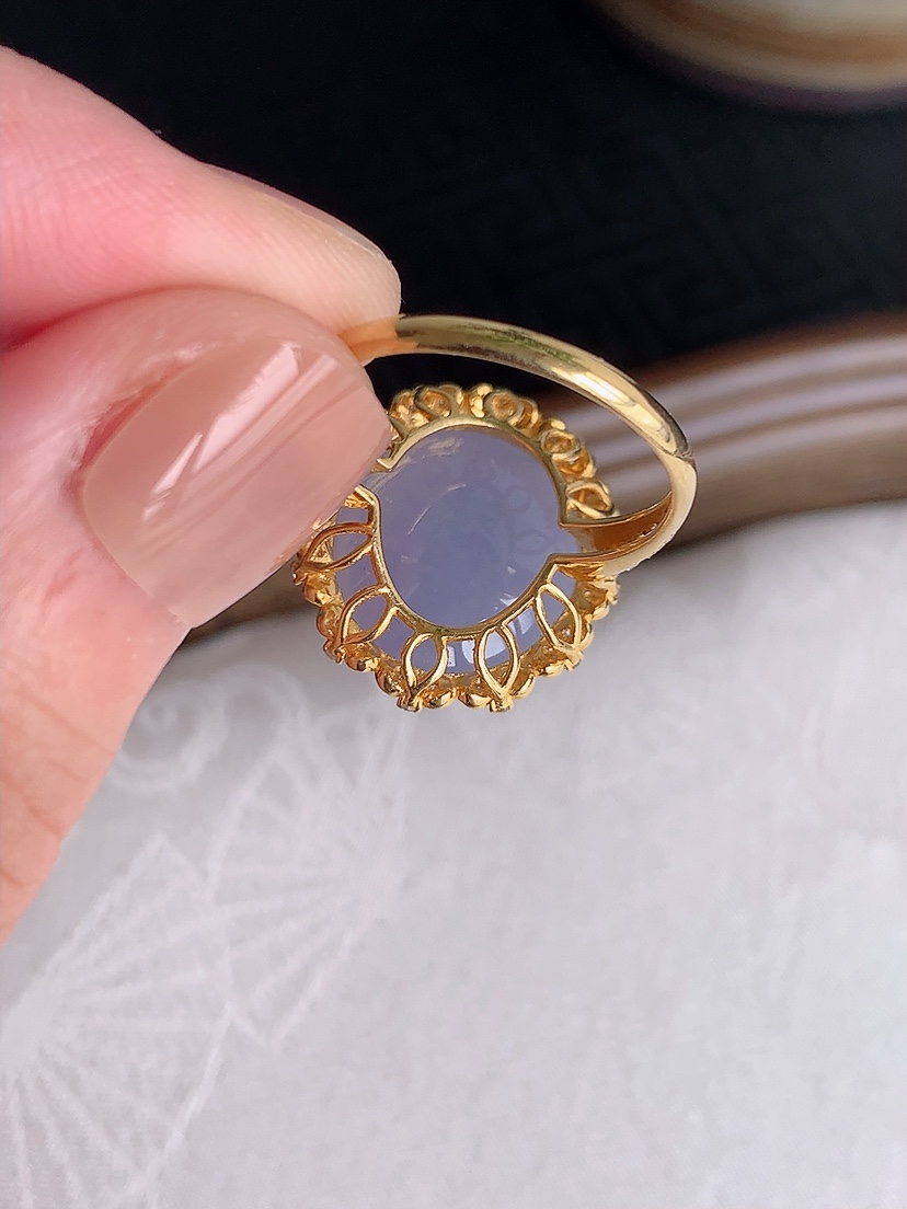 天然A货翡翠18K金伴钻镶嵌紫罗兰蛋面戒指 圈口17裸石
尺寸14.8-12.6mm 重量5.18g 0429