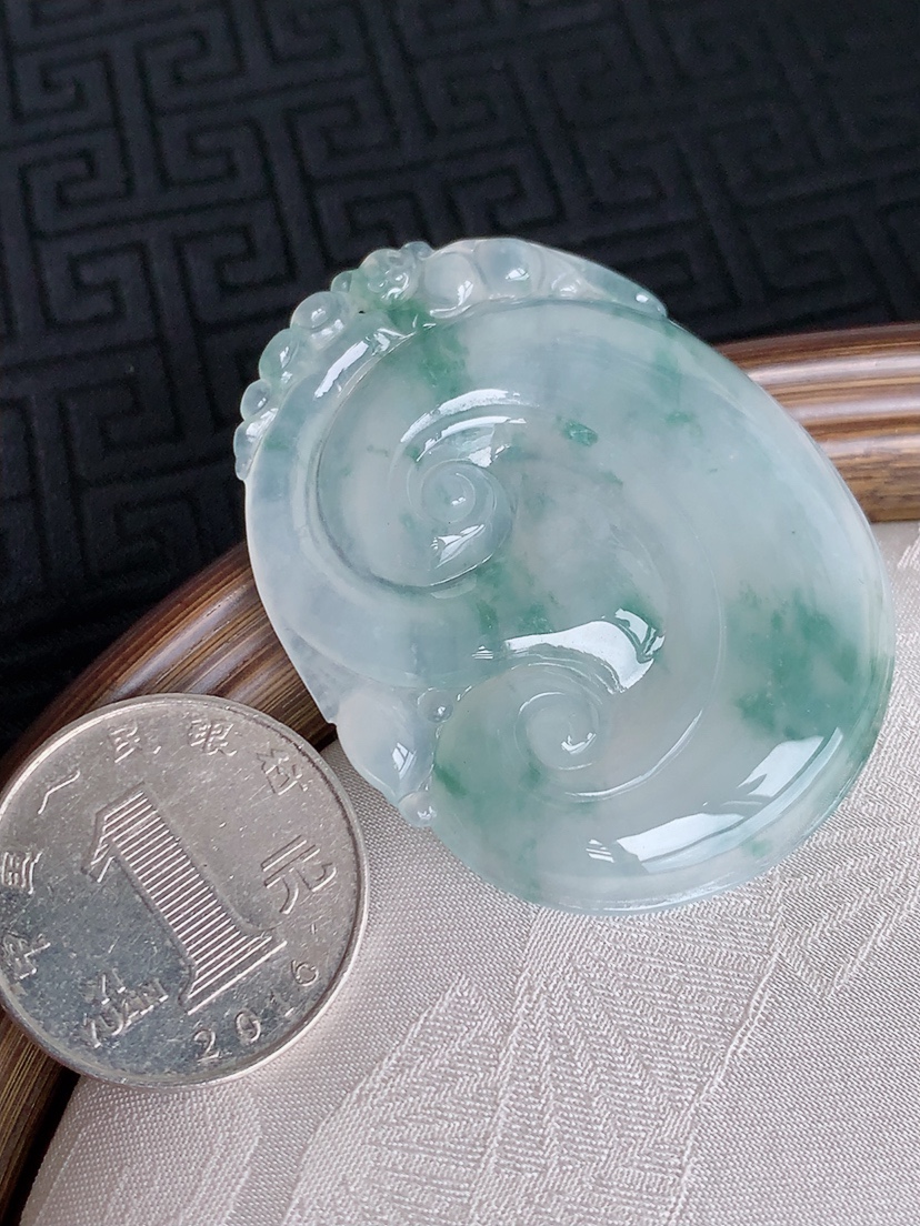 天然A货翡翠飘花大件如意吊坠 
尺寸50.5-40-5.3mm 重量20.63g 0429