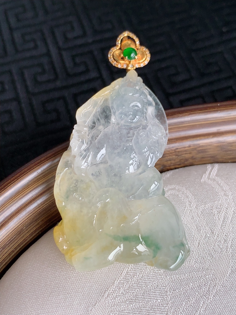 天然A货翡翠18K金镶嵌飘黄翡飘花普贤菩萨吊坠 
尺寸52.4-40.8-26.5-7.2mm 重量16.98g 0429