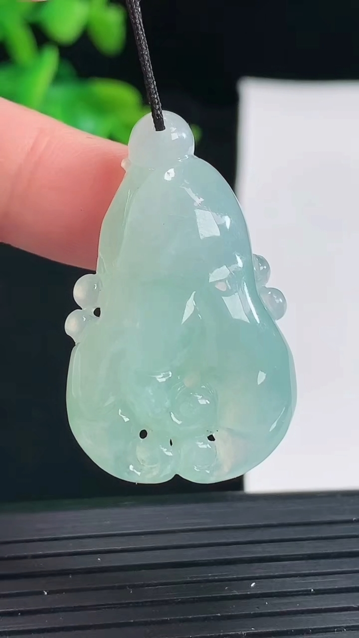 天然A货翡翠佛手瓜吊坠尺寸35.5-21.6-9.7重量:10.74g
4月30日