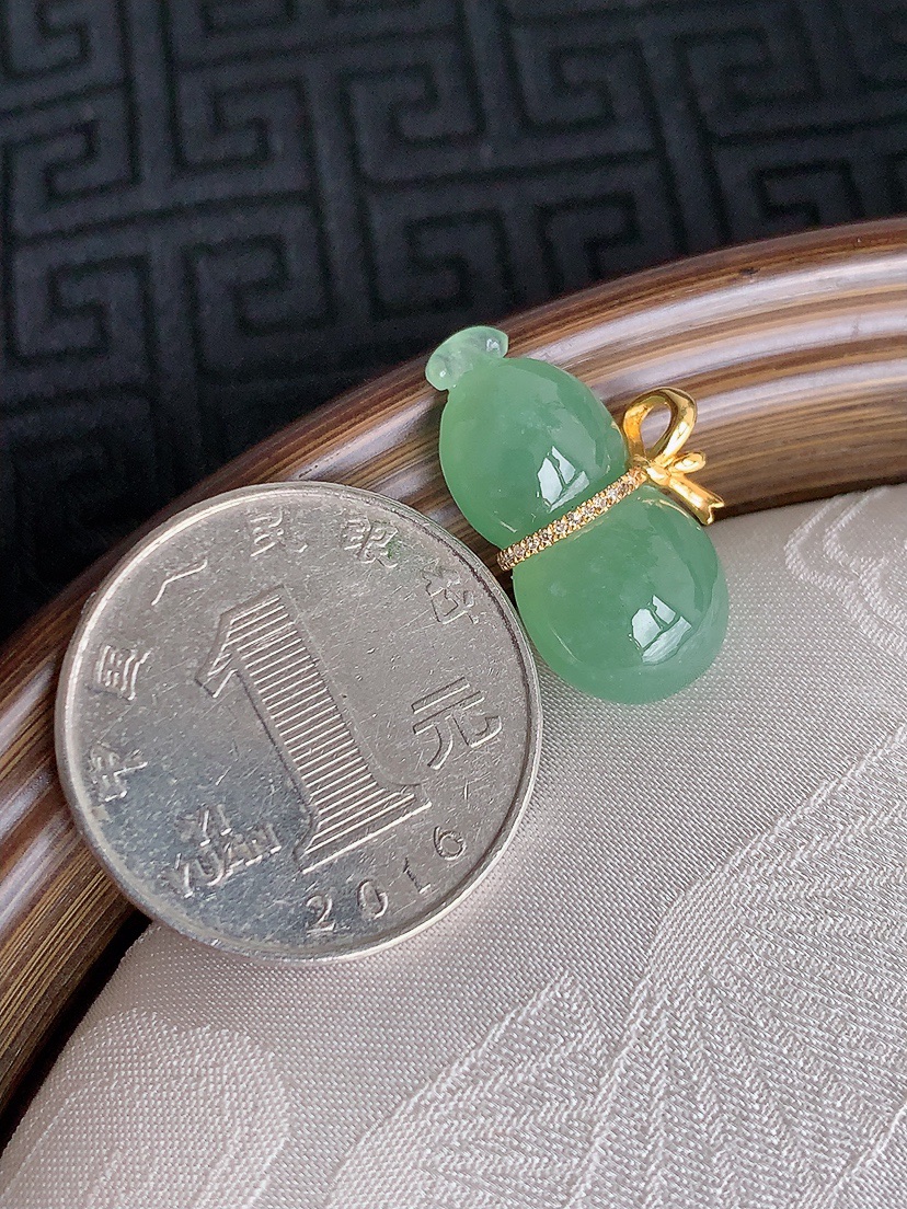 天然A货翡翠18K金镶嵌晴绿葫芦吊坠 
尺寸22.2-10.3-7.2mm 重量3.60g 0429