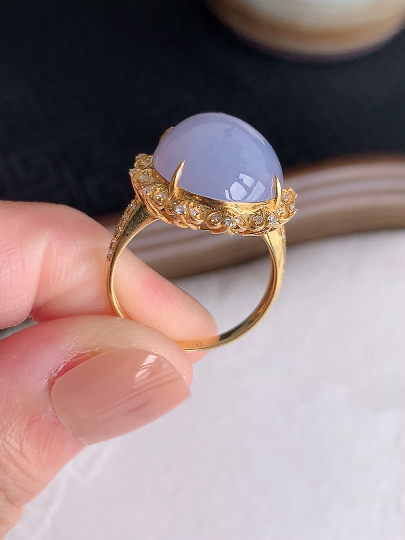 天然A货翡翠18K金伴钻镶嵌紫罗兰蛋面戒指 圈口17裸石
尺寸14.8-12.6mm 重量5.18g