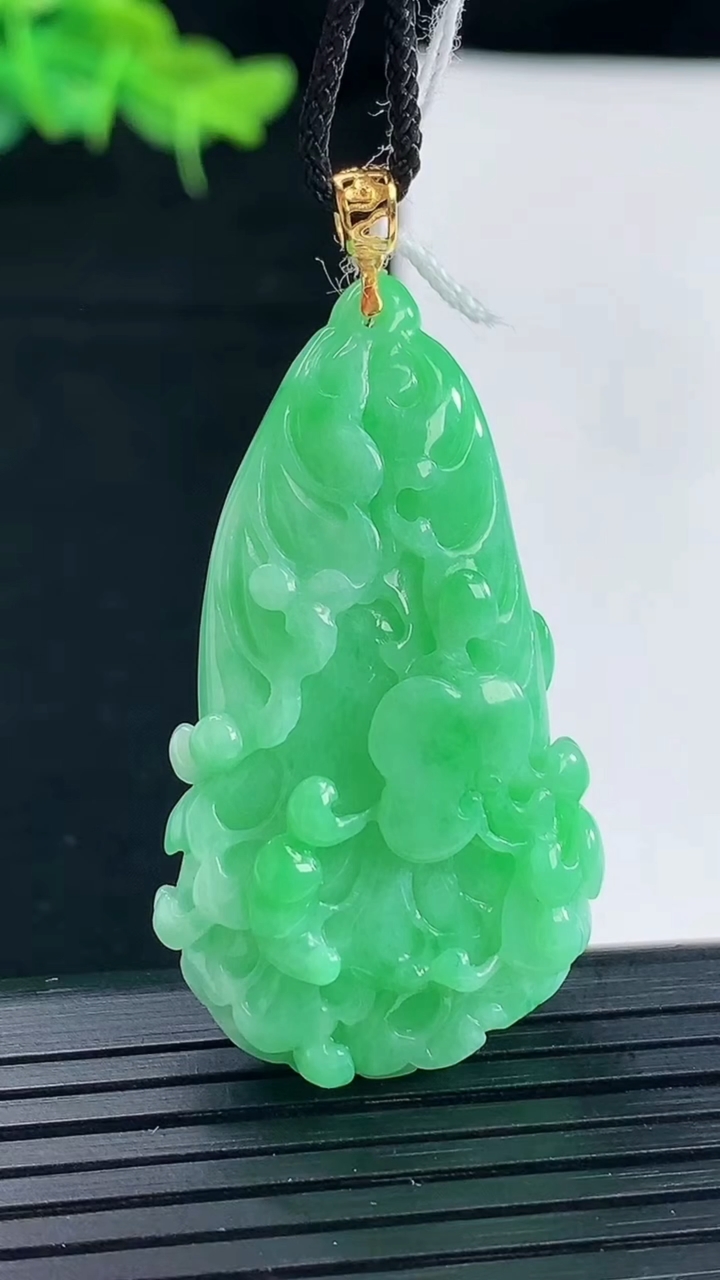 天然A货翡翠白菜吊坠尺寸42.2-23.3-10.2重量:14.29g
4月30日