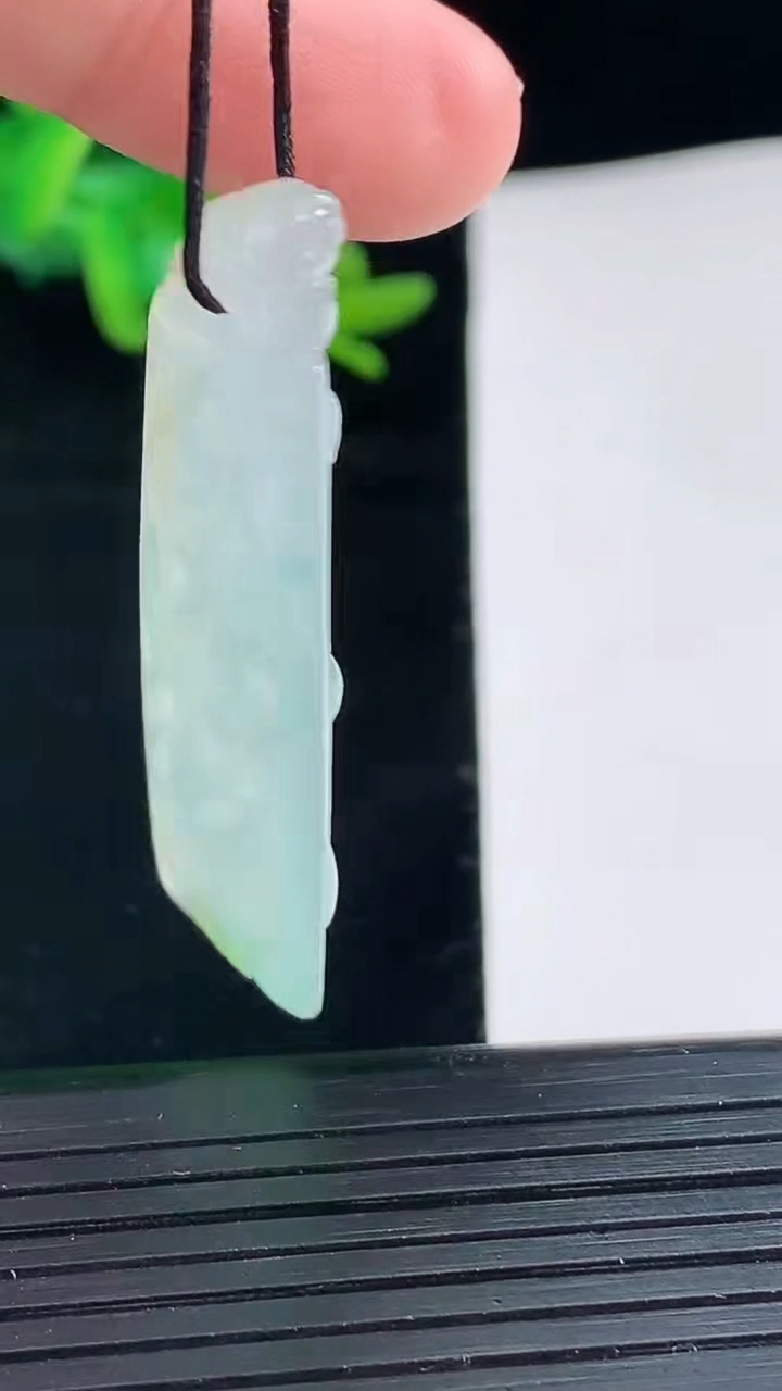 天然A货翡翠龙柱吊坠尺寸46.7-13.2-4.4重量:6.55g
4月30日