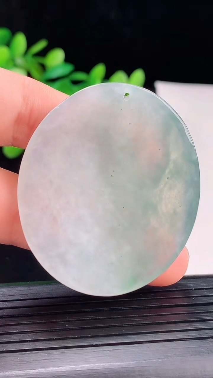 天然A货翡翠飘花一念之间吊坠尺寸47-40.4-5.4重量:24.76g
4月30日