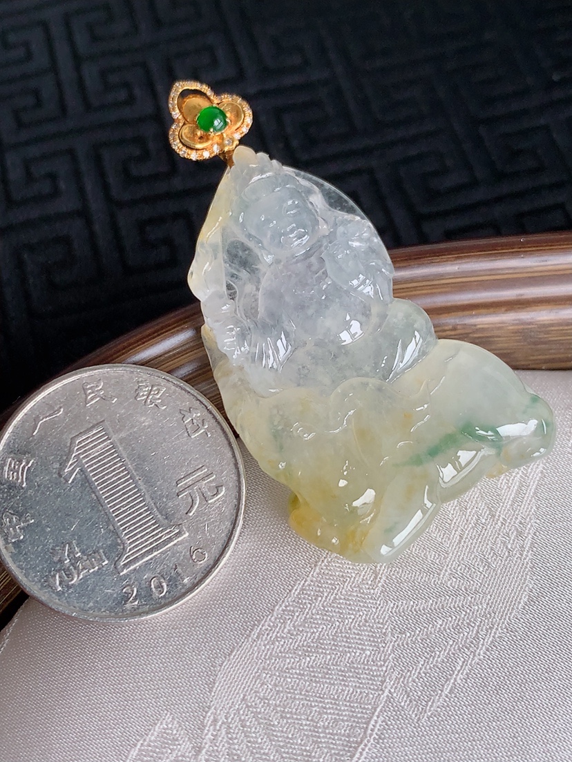 天然A货翡翠18K金镶嵌飘黄翡飘花普贤菩萨吊坠 
尺寸52.4-40.8-26.5-7.2mm 重量16.98g 0429