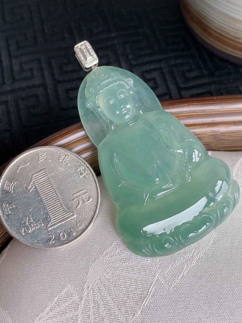 天然A货翡翠18K金镶嵌晴水素衣观音吊坠 
尺寸57.7-50.3-31.7-5.5mm 重量17.