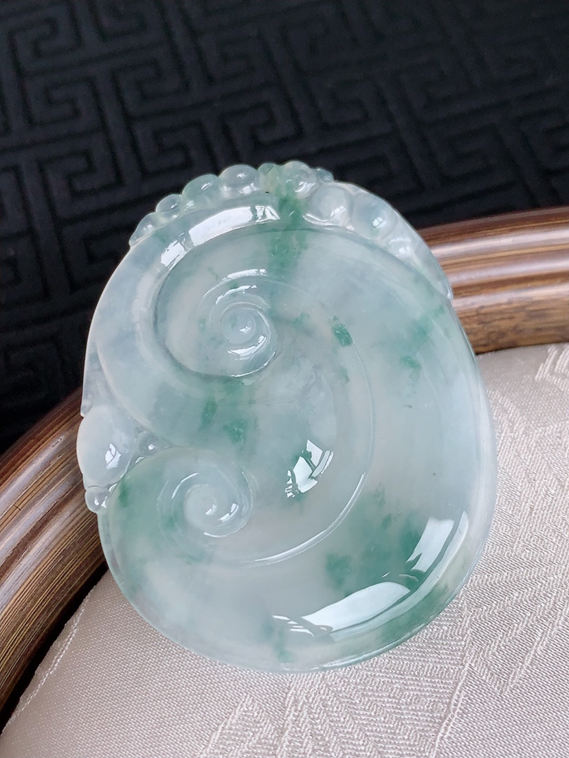 天然A货翡翠飘花大件如意吊坠 
尺寸50.5-40-5.3mm 重量20.63g 0429