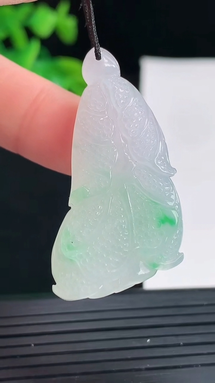 天然A货翡翠白菜吊坠尺寸39.4-21-5.6重量:8.44g
4月30日