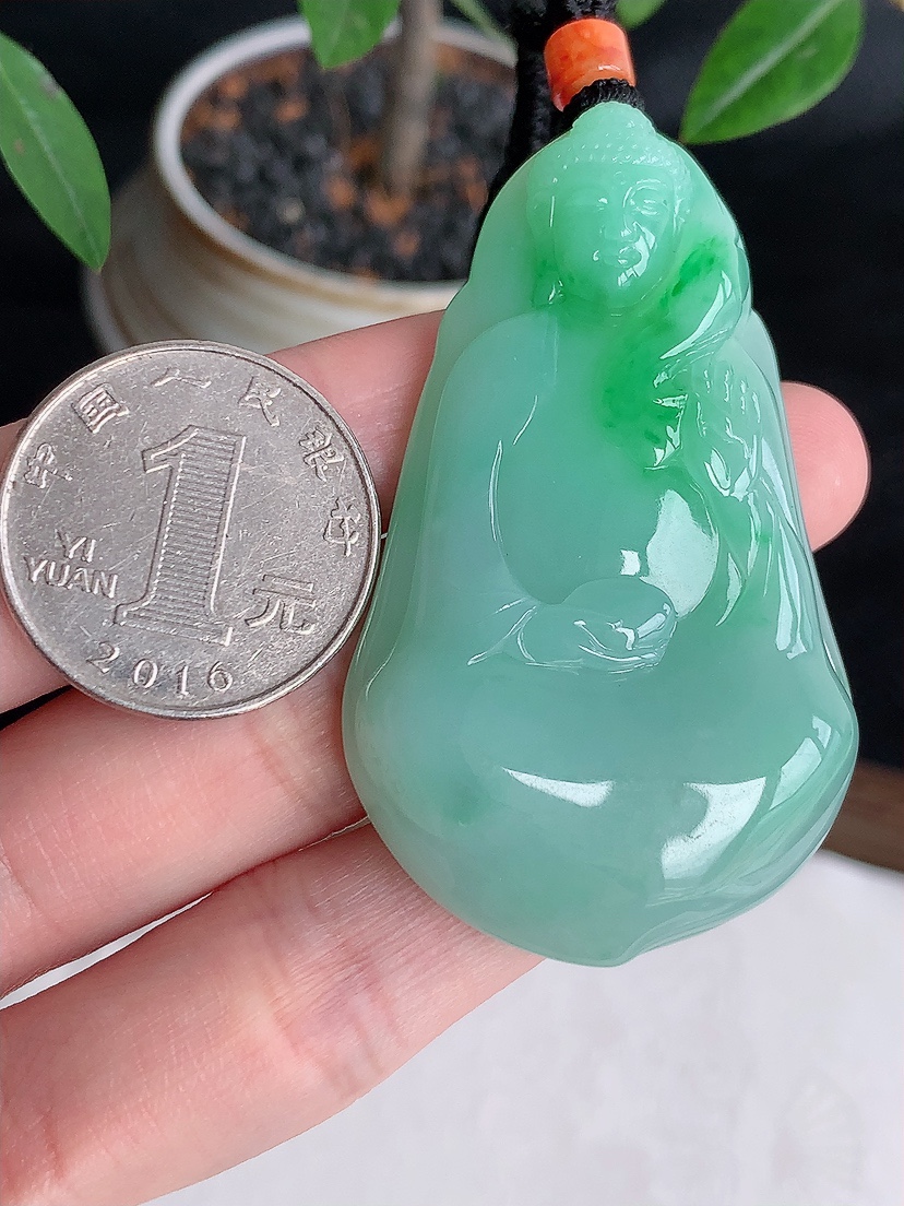 天然A货翡翠飘绿大日如来吊坠  
尺寸56-33.5-8.5mm 重量37.46g 0429