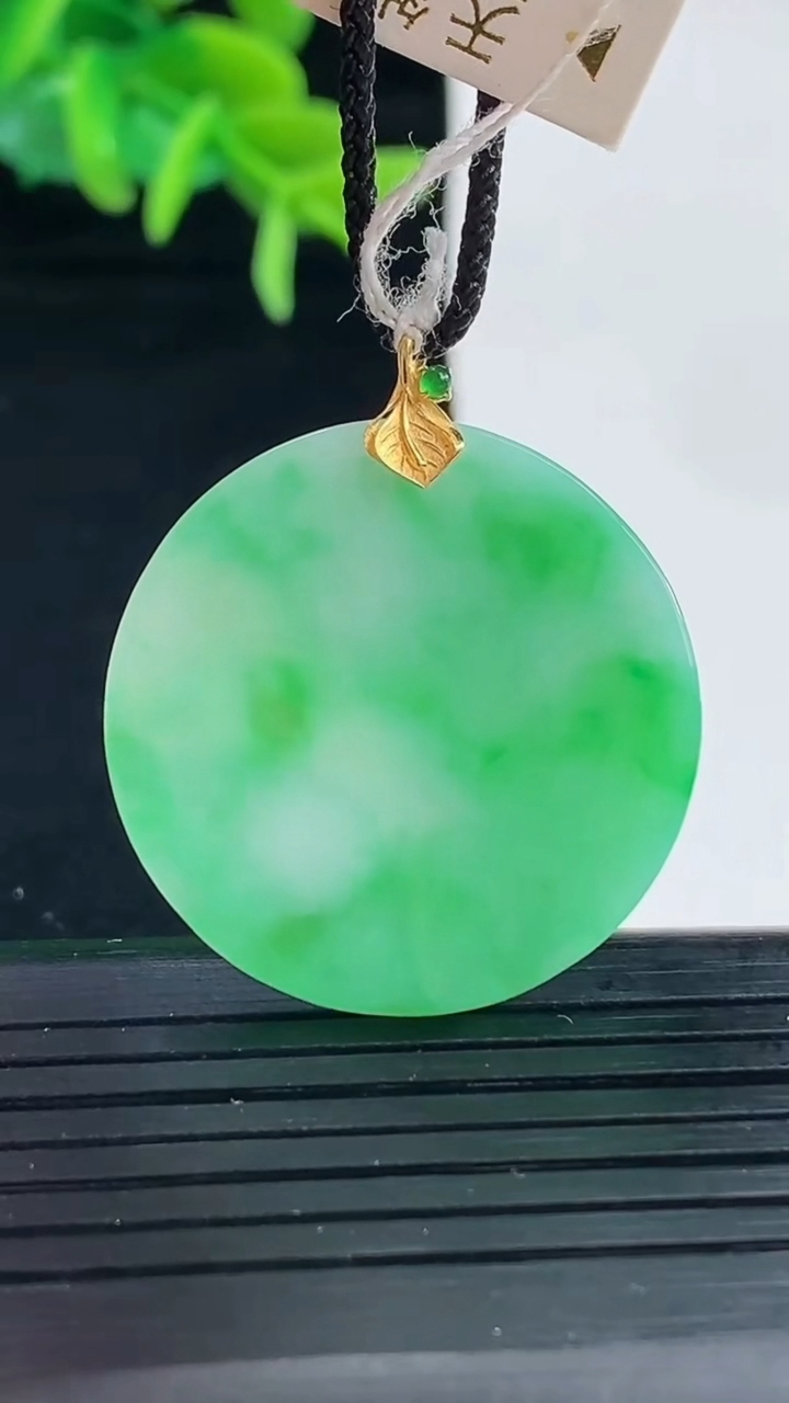 天然A货翡翠无事牌吊坠尺寸32.7-27.9-2.5重量:6.00g
4月30日