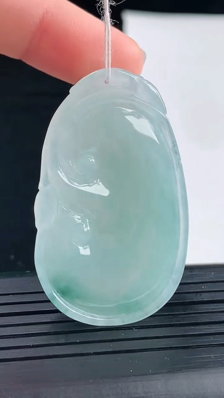 天然A货翡翠飘花如意吊坠尺寸43.1-26.1-5.5重量:12.59g
4月30日