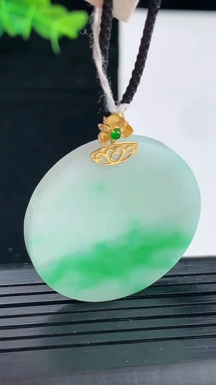 天然A货翡翠无事牌吊坠尺寸36.8-30.9-3.3重量:9.57g
4月30日