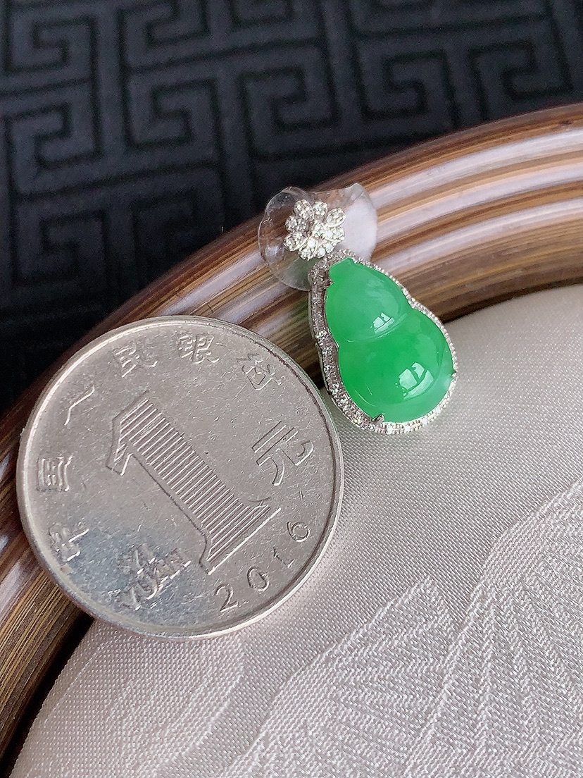 天然A货翡翠18K金伴钻镶嵌满绿葫芦吊坠  
尺寸20.2-10.2-6.3裸石13.2-8.5mm 重量1.65g 0429
