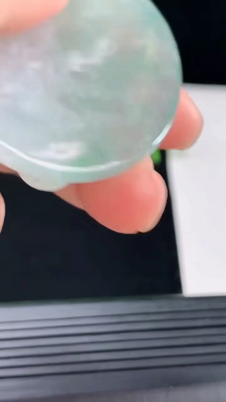 天然A货翡翠飘花一念之间吊坠尺寸47-40.4-5.4重量:24.76g
4月30日