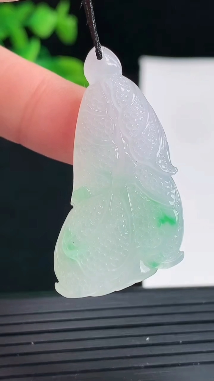 天然A货翡翠白菜吊坠尺寸39.4-21-5.6重量:8.44g
4月30日