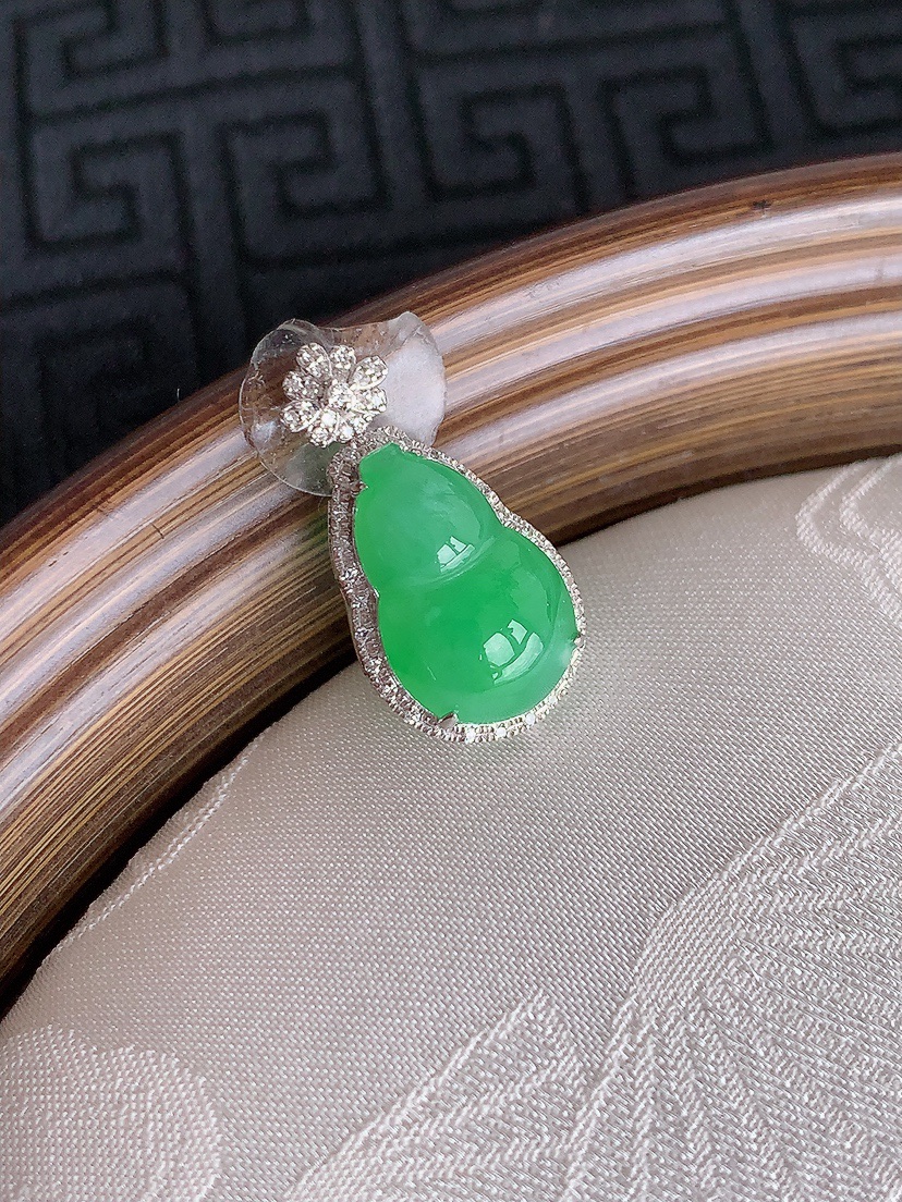 天然A货翡翠18K金伴钻镶嵌满绿葫芦吊坠  
尺寸20.2-10.2-6.3裸石13.2-8.5mm 重量1.65g 0429