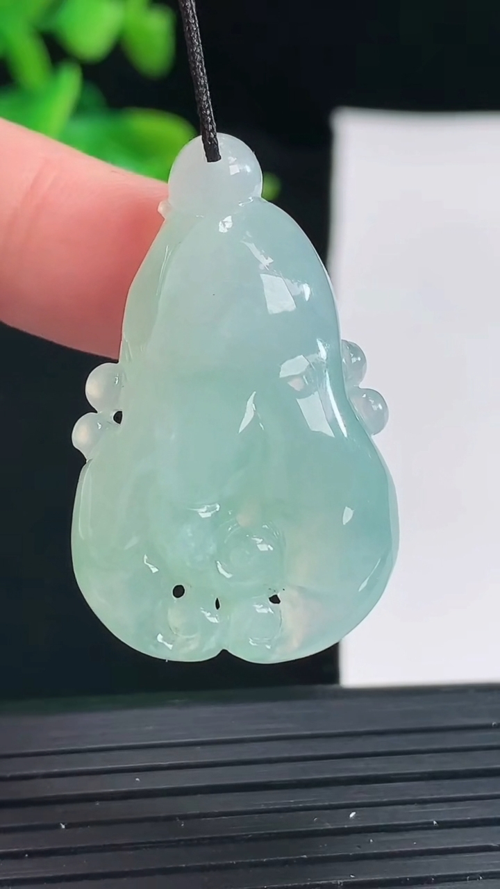 天然A货翡翠佛手瓜吊坠尺寸35.5-21.6-9.7重量:10.74g
4月30日