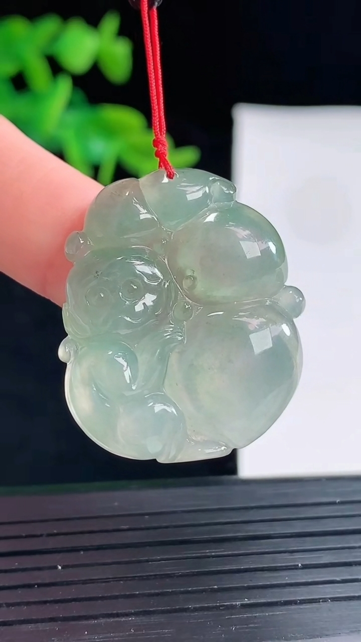 天然A货翡翠生肖猴吊坠尺寸29.7-23.7-5.3重量:7.87g
4月30日