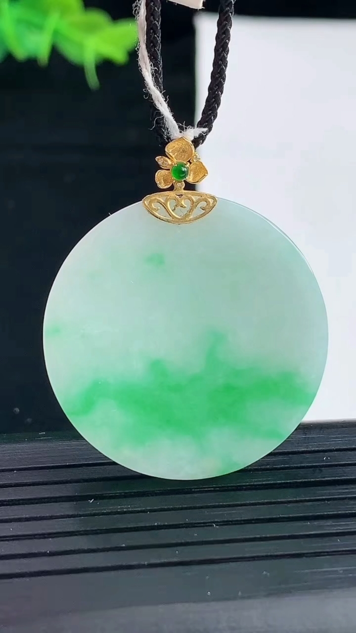 天然A货翡翠无事牌吊坠尺寸36.8-30.9-3.3重量:9.57g
4月30日