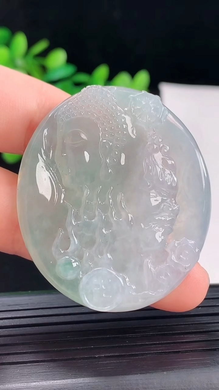 天然A货翡翠飘花一念之间吊坠尺寸47-40.4-5.4重量:24.76g
4月30日