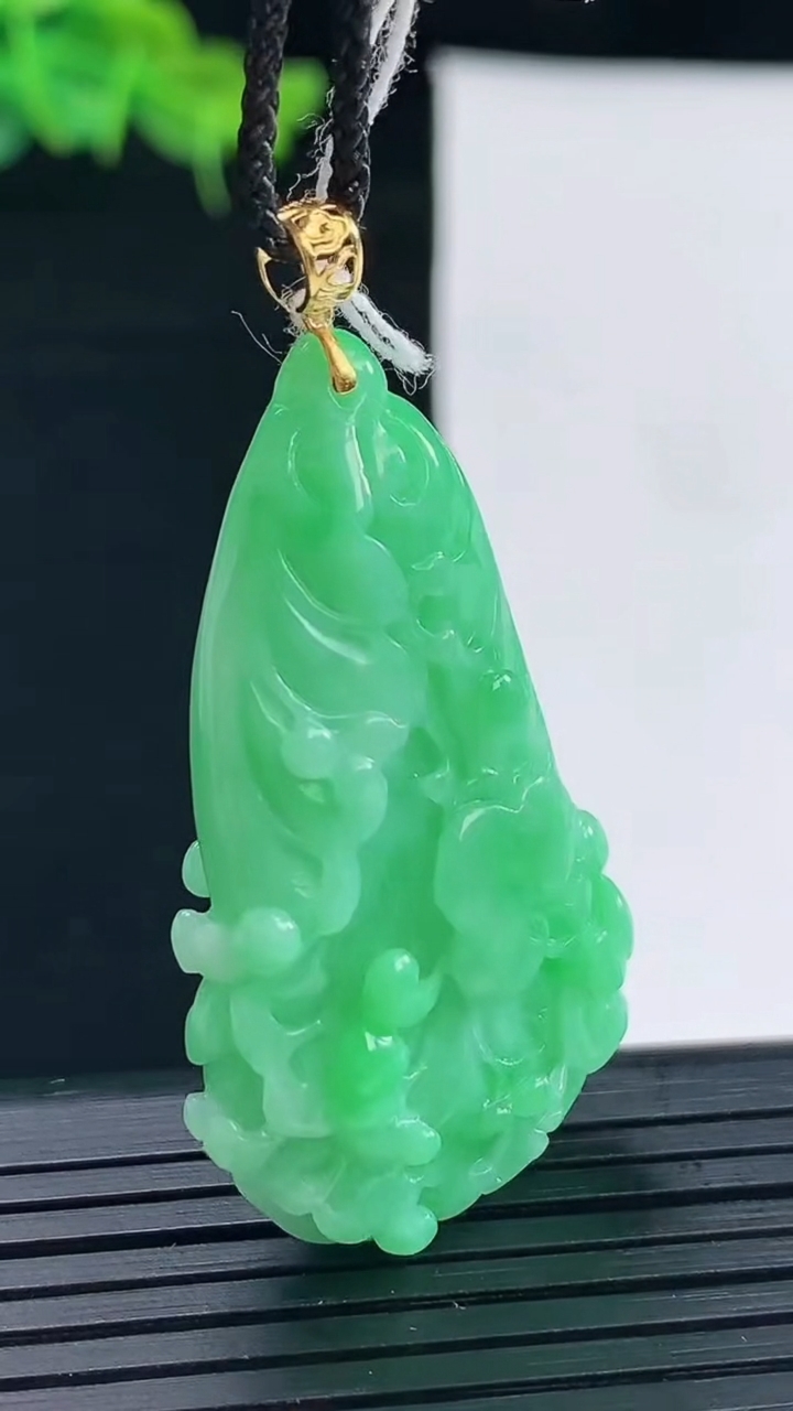 天然A货翡翠白菜吊坠尺寸42.2-23.3-10.2重量:14.29g
4月30日