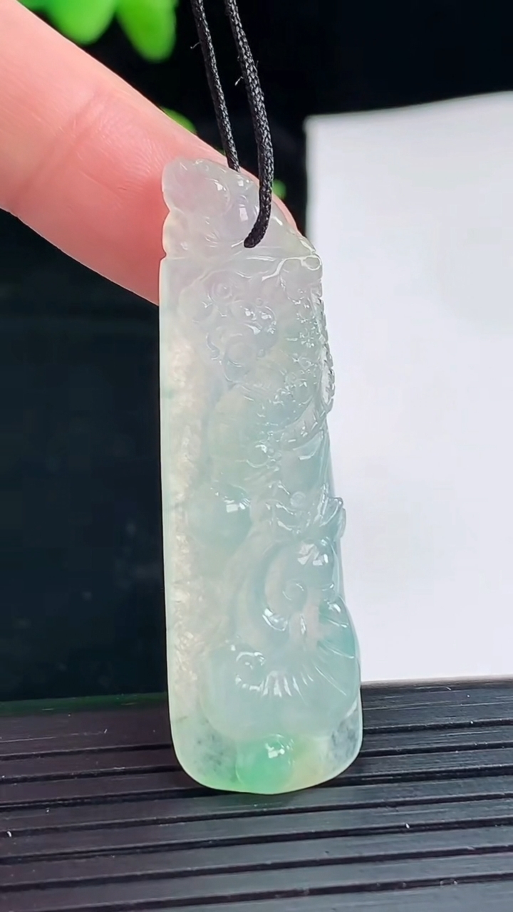 天然A货翡翠龙柱吊坠尺寸46.7-13.2-4.4重量:6.55g
4月30日