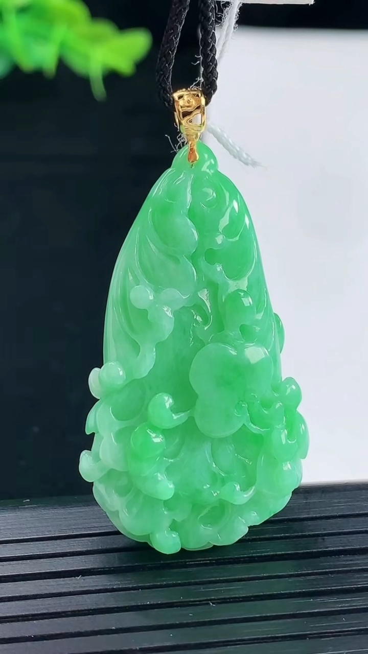 天然A货翡翠白菜吊坠尺寸42.2-23.3-10.2重量:14.29g
4月30日
