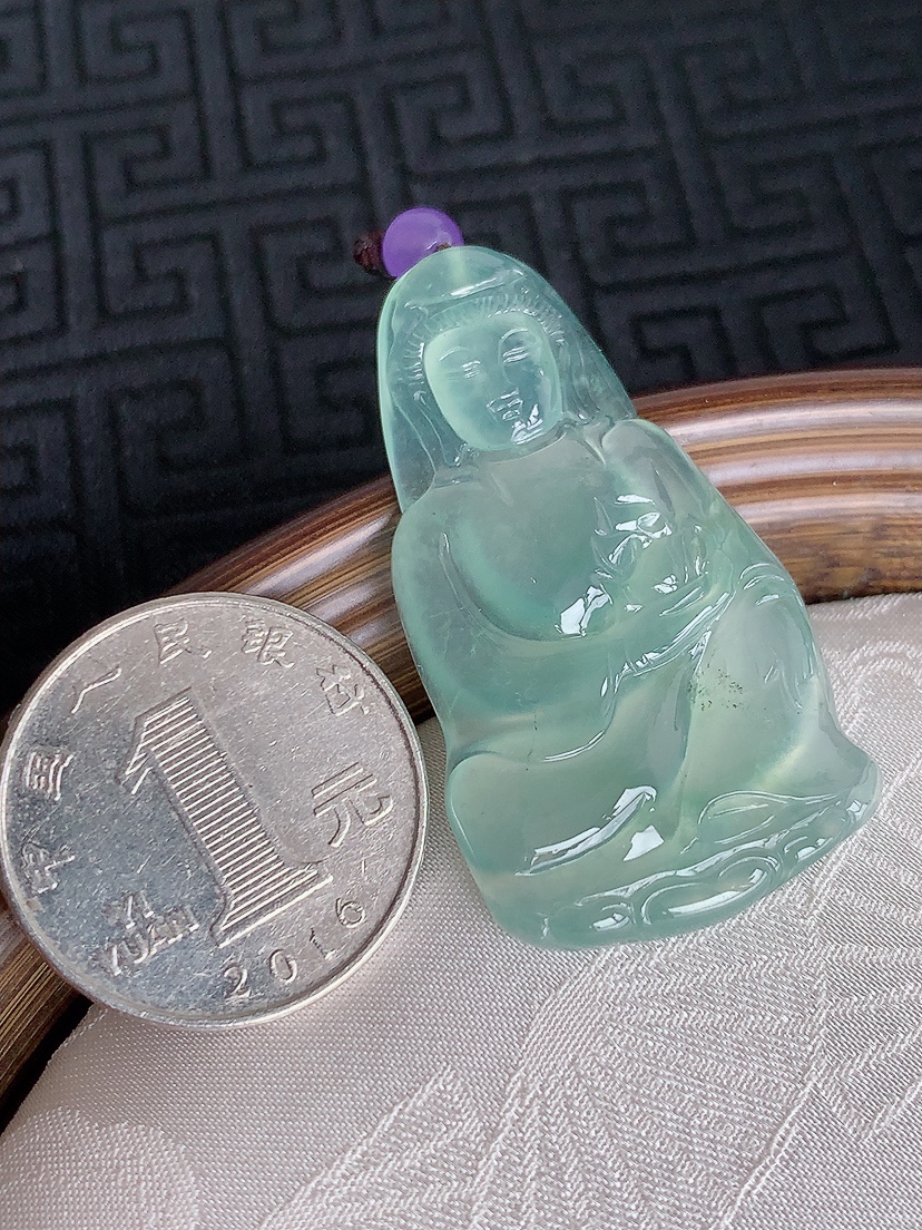 天然A货翡翠晴水大势至菩萨吊坠 
尺寸44.6-24.5-4mm 重量9.70g 0429