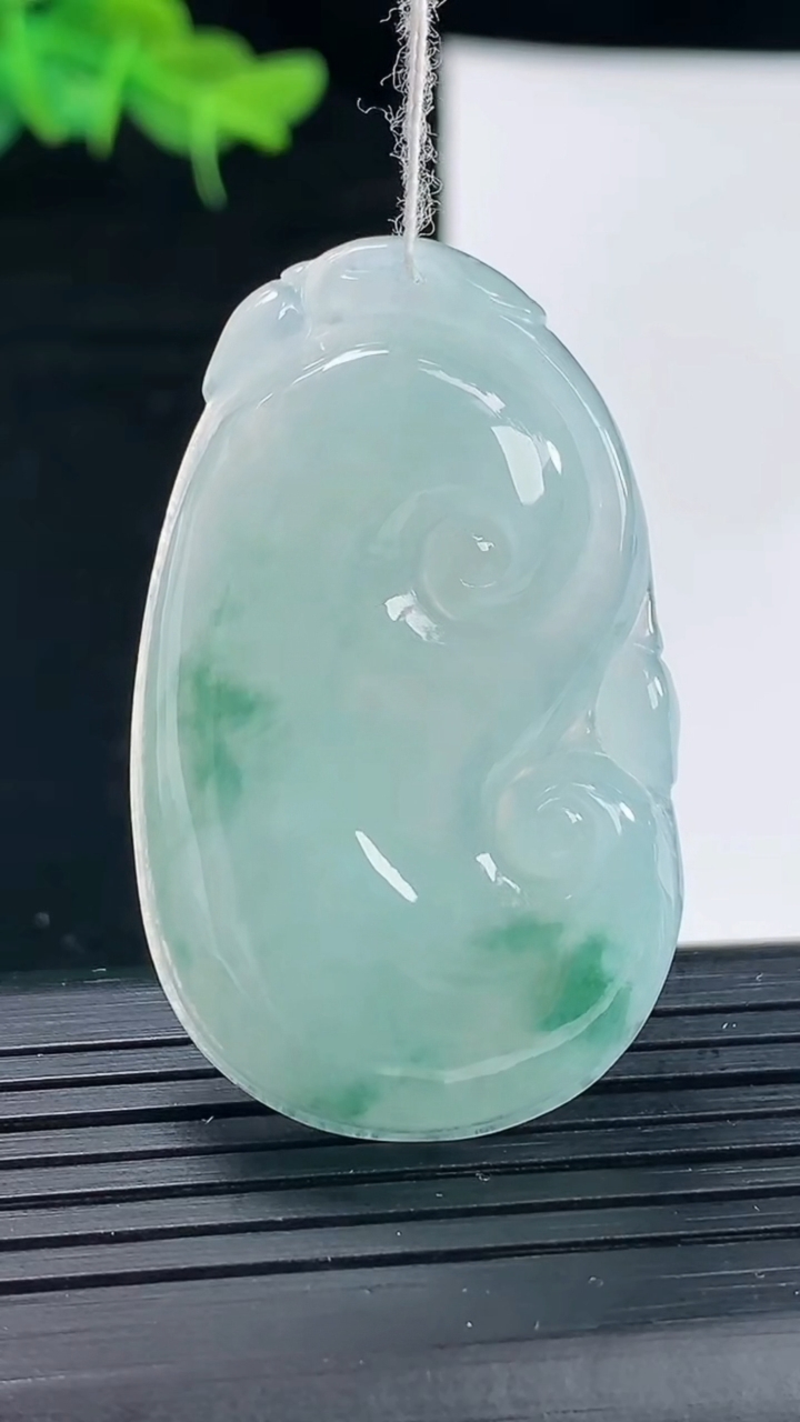 天然A货翡翠飘花如意吊坠尺寸43.1-26.1-5.5重量:12.59g
4月30日