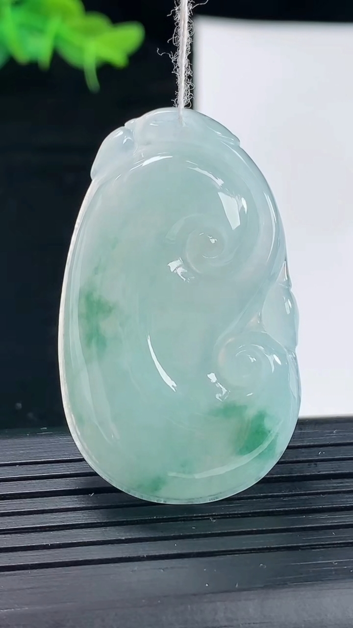 天然A货翡翠飘花如意吊坠尺寸43.1-26.1-5.5重量:12.59g
4月30日