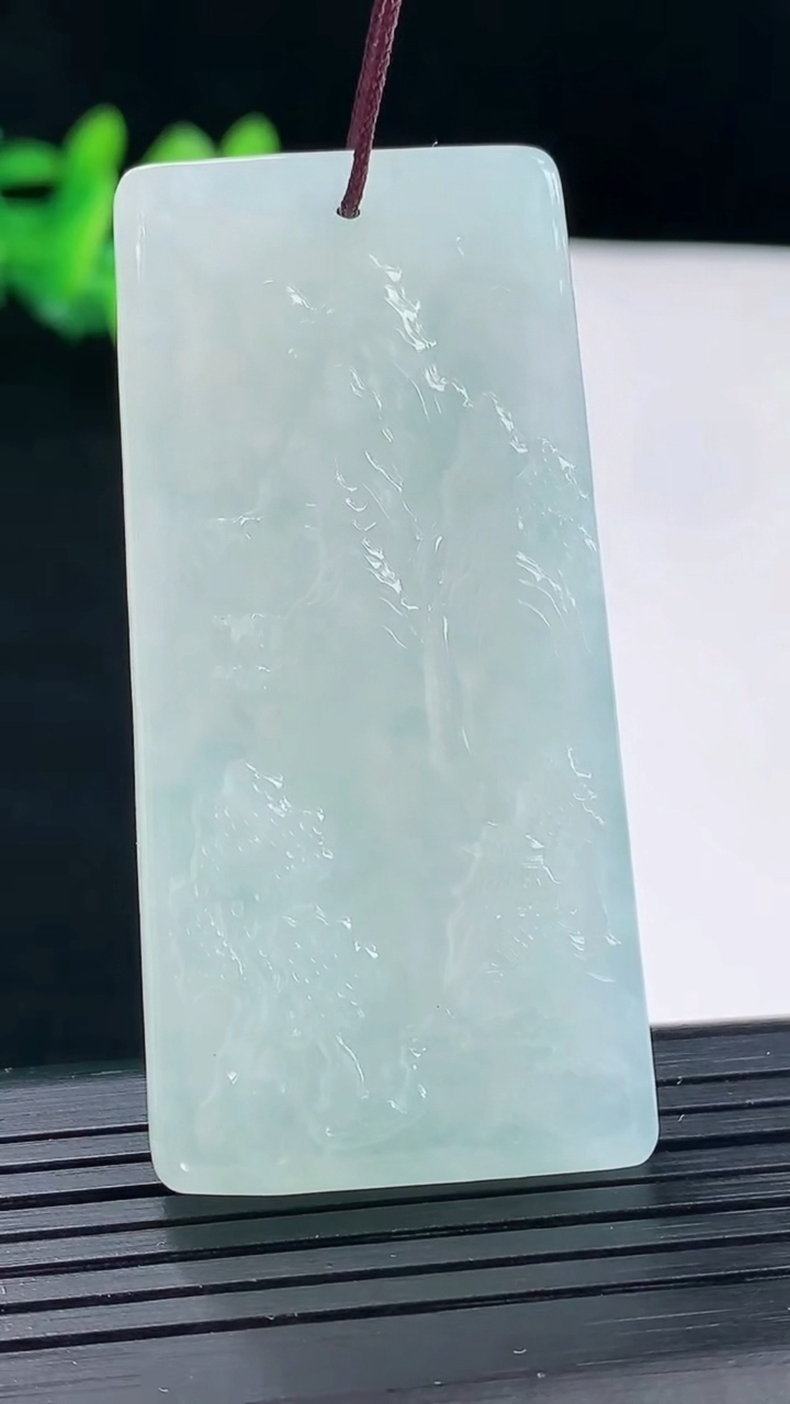 天然A货翡翠山水牌吊坠尺寸56.5-27.1-5.3重量:25.23g
4月30日