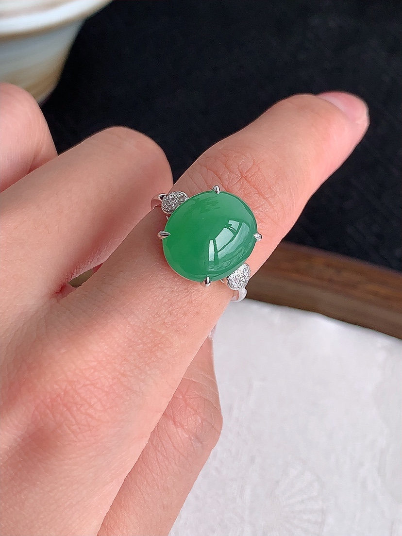 天然A货翡翠18K金伴钻镶嵌满绿蛋面戒指 圈口17裸石
尺寸13-10mm 重量2.88g 0429