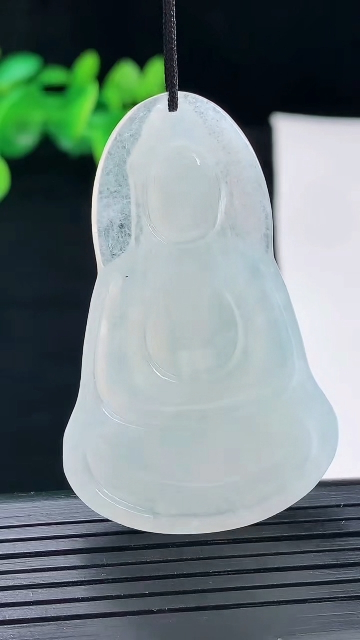 天然A货翡翠素衣观音菩萨吊坠尺寸53.7-34-5.5重量:17.33g
4月30日