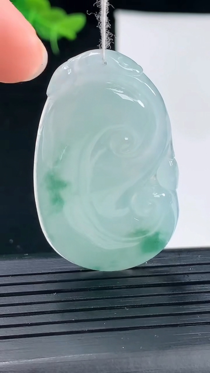 天然A货翡翠飘花如意吊坠尺寸43.1-26.1-5.5重量:12.59g
4月30日