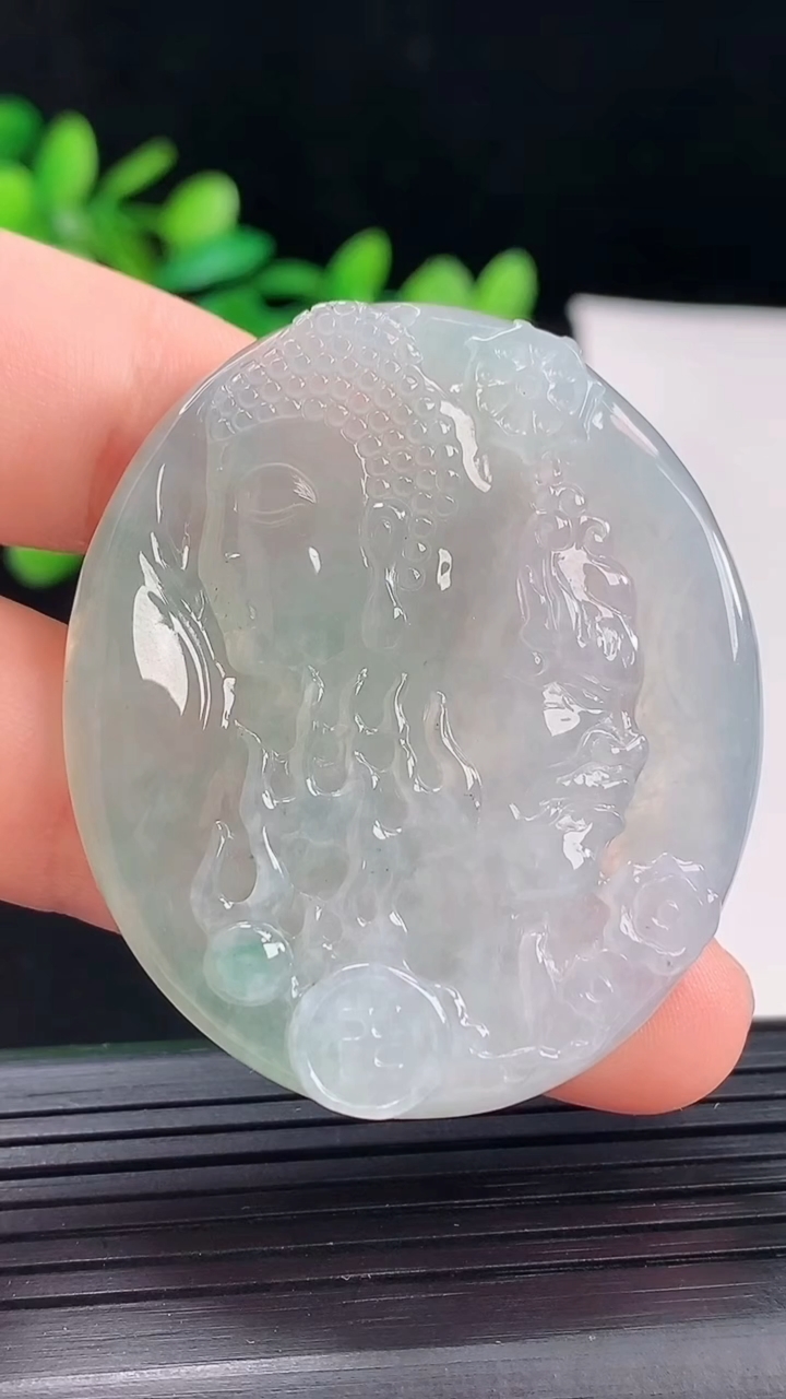 天然A货翡翠飘花一念之间吊坠尺寸47-40.4-5.4重量:24.76g
4月30日